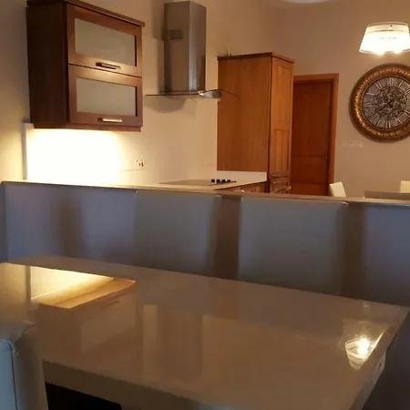 Casa vacanze By The Sea, St Paul's Bay Seafront *